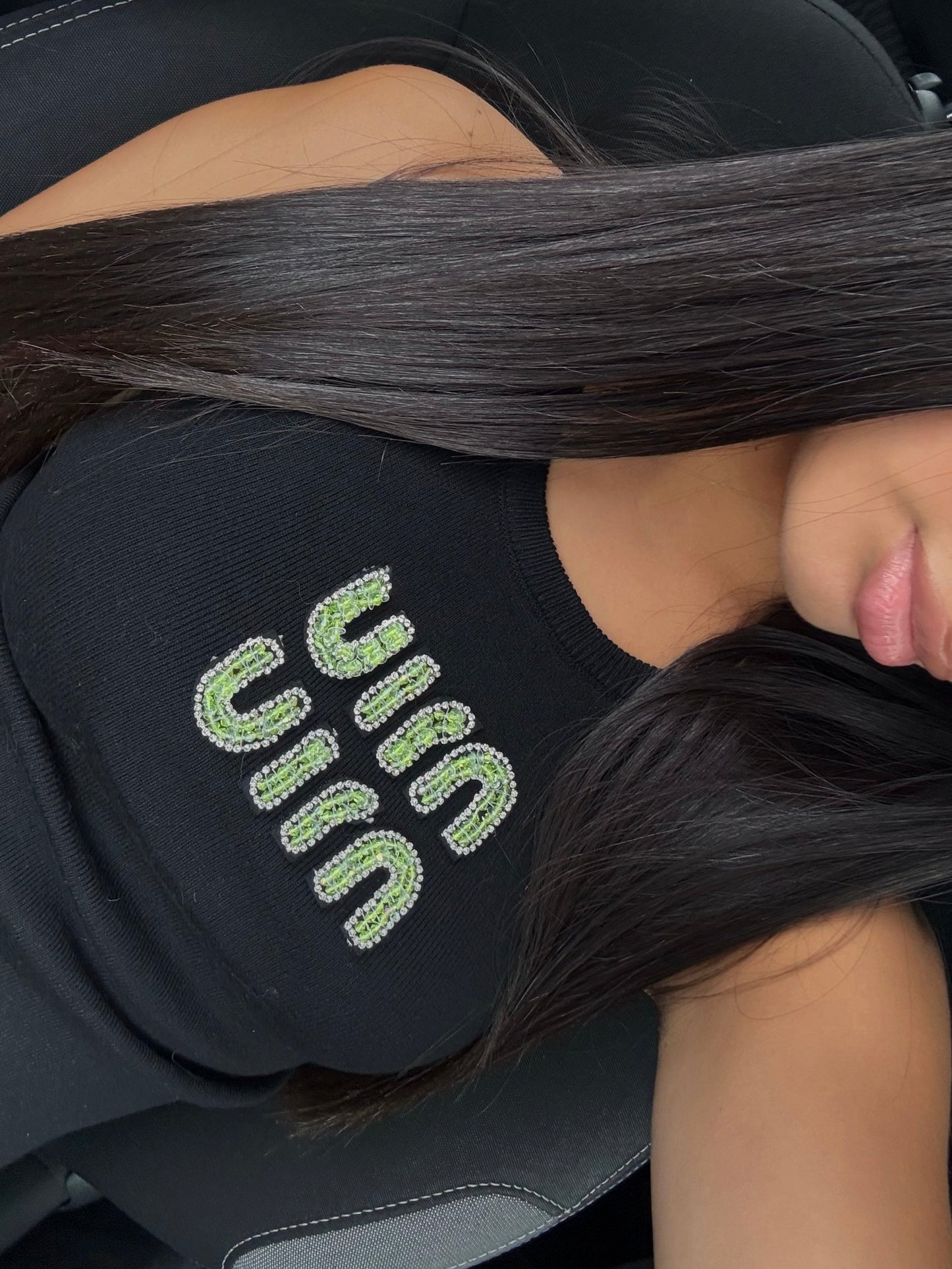 TOP NOIR COTELÉ AVEC LOGO BRODÉ VERT