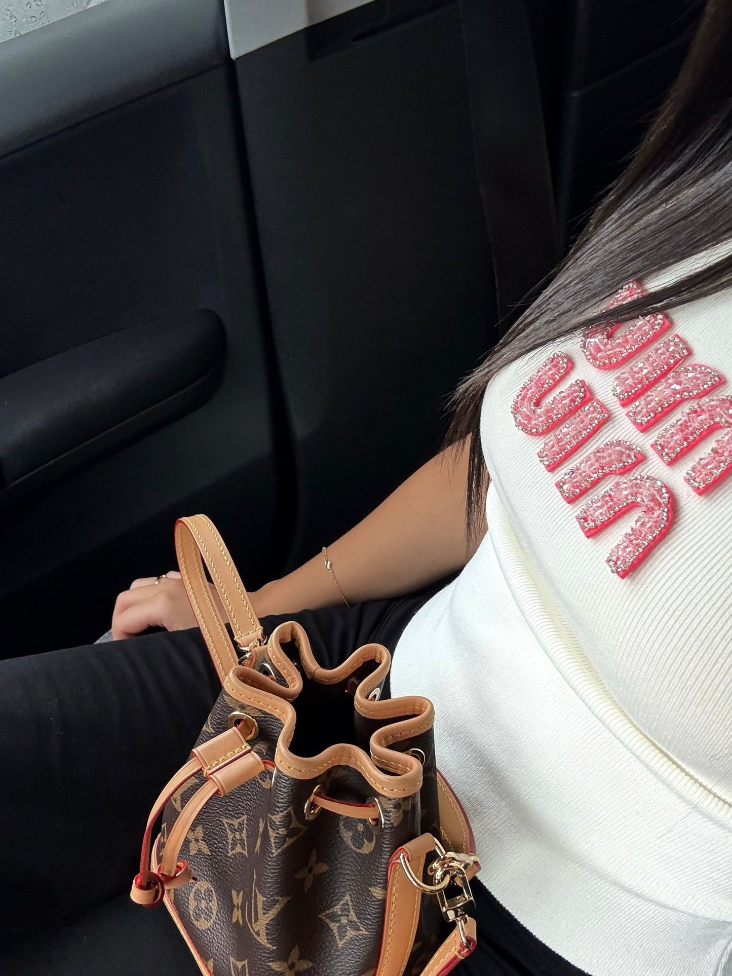 TOP BLANC COTELÉ AVEC LOGO BRODÉ ROSE
